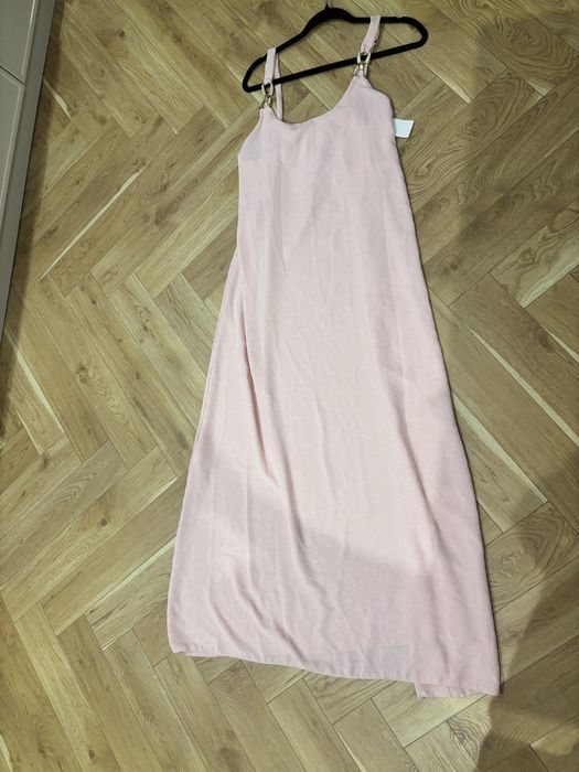Sukienka maxy w pudrowy róż na Ramiączka