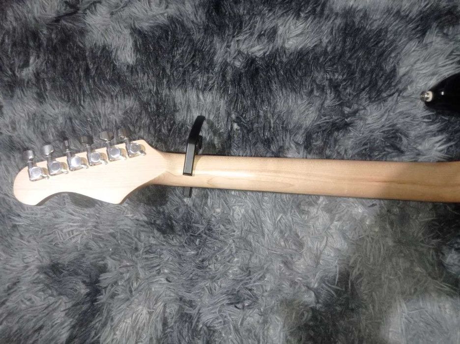 електрогітара в комплекті з підстлювачем