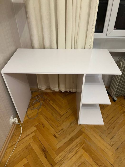 Невеликий білий стіл