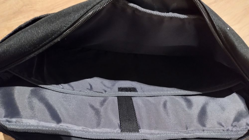 Czarna torba na ramię na laprop laptopa