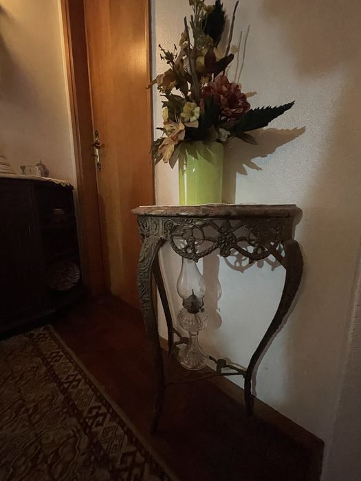 Mesa/Consola antiga em metal ornamentado com tampo de mármore