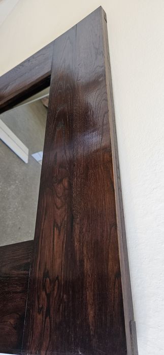 Lustro w drewnianej ramie