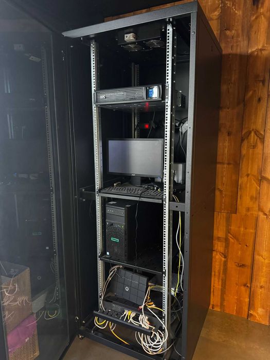 Armário - Rack 42U fechado