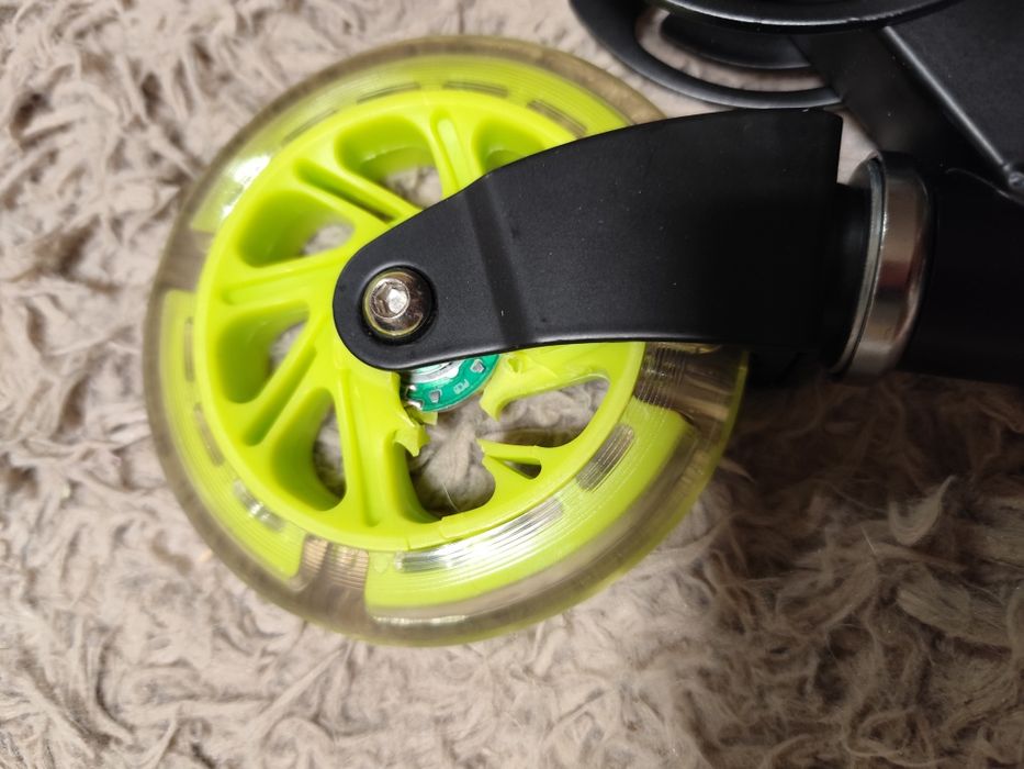 Hulajnoga z świecącymi kółkami