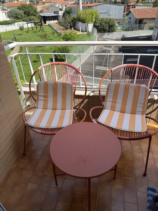 conjunto jardim ou varanda com 2 mesas 2 cadeiras e 1 banco grande  - 2 mesas (uma larga e uma estreita) um banco e duas cadeiras , praticamente novo