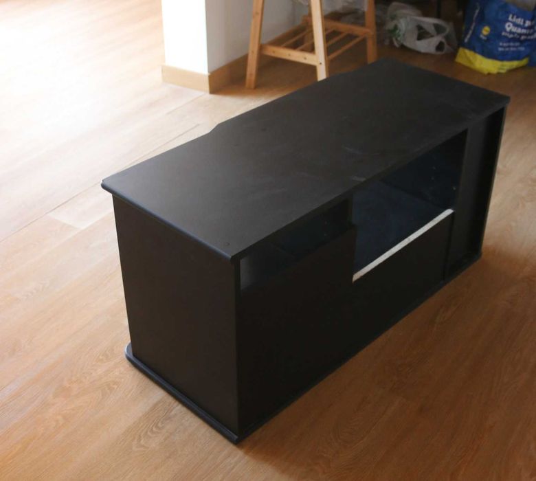 Móvel de TV - Preto com 2 portas em vidro (em bom estado)