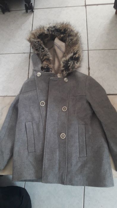 Casacos de mulher e de criança 2 euros cada.