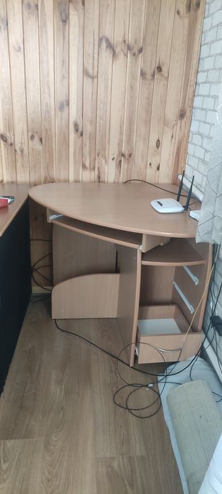 Кутовий комп'ютерний стіл