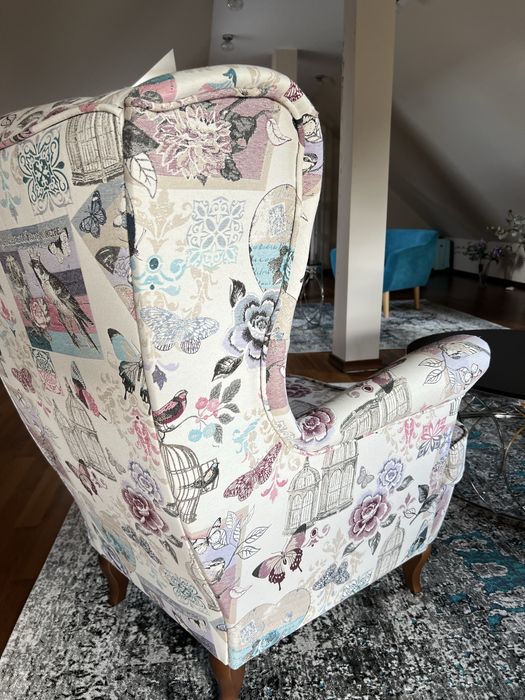 Duży tapicerowany fotel uszak w pastelowy żakardowy wzór