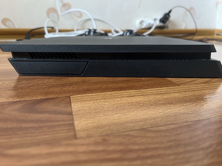 PlayStation 4 Slim 1 Tb + 2 джостика