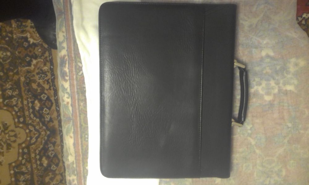 Продам деловой портфель.