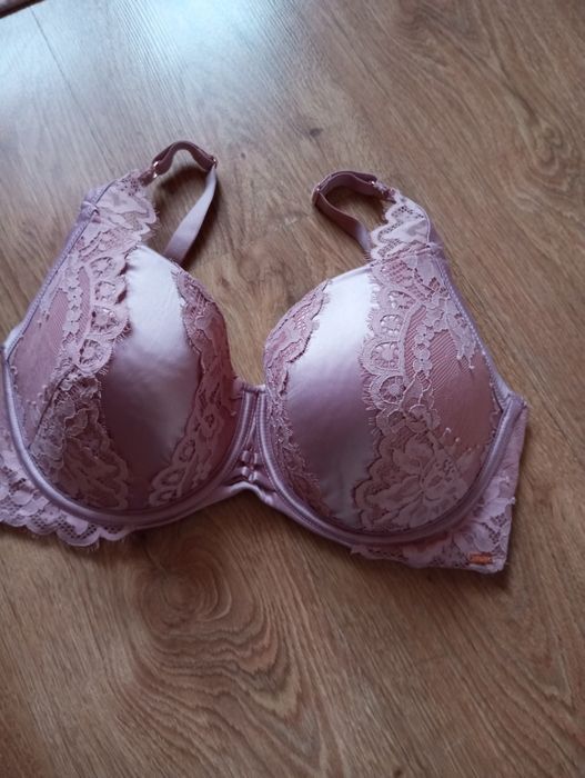 Biustonosz koronkowy usztywniany rozm 70C