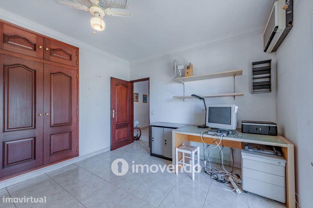 Moradia T4, com áreas amplas e jardim, em Faro