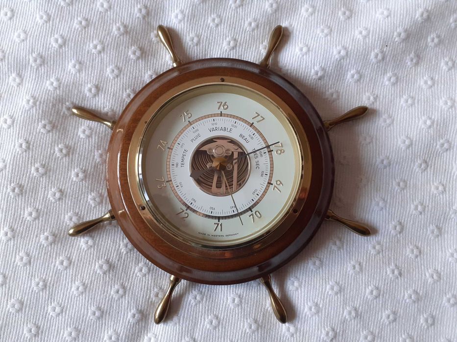 Barómetro em madeira e metal em forma de leme