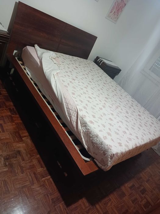 Vendo Cama de Casal de Madeira Maciça para colchão até 160x200 cm