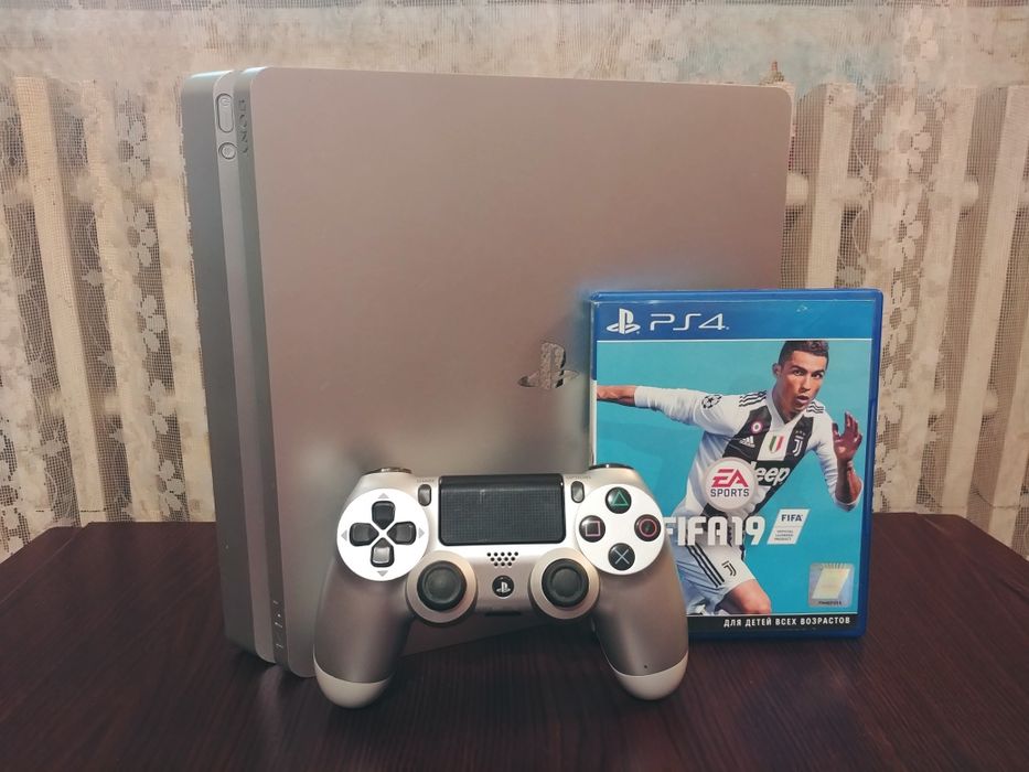 PlayStation 4 Slim Silver + FIFA 19
