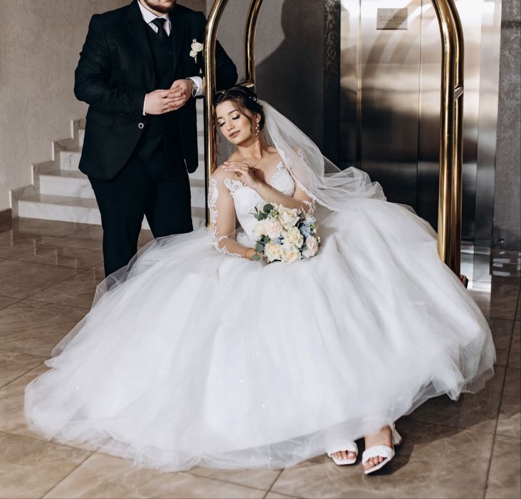 Весільна сукня в хорошому стані, пишна з підʼюпником