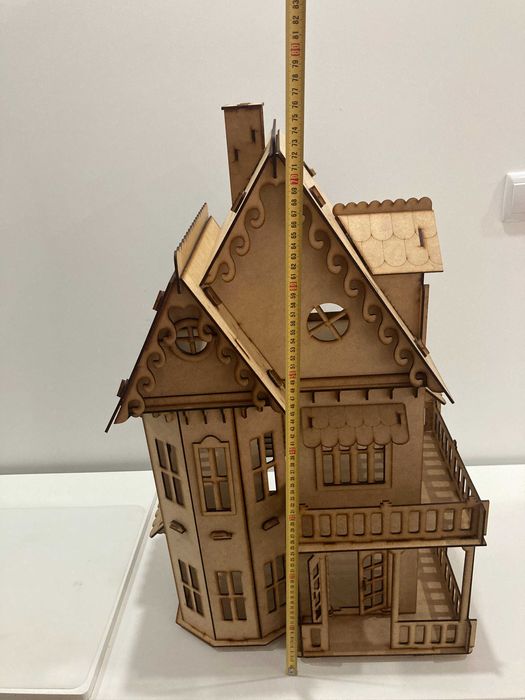 Casinha de bonecas de madeira