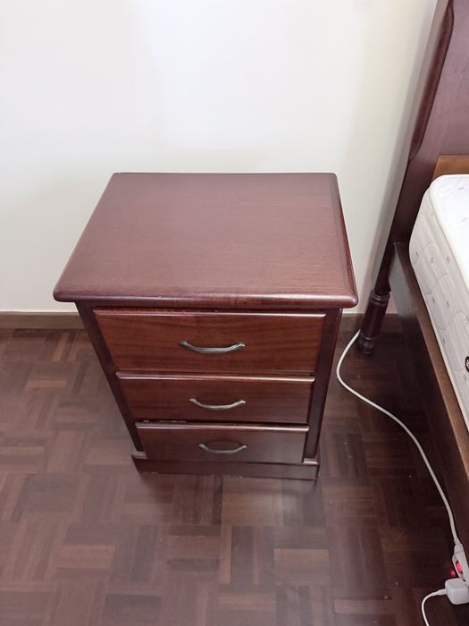Cama de Solteiro madeira mogno  e as gavetas tambem