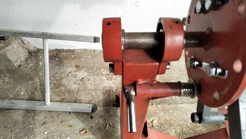 Apoio/bancada para motores automóveis