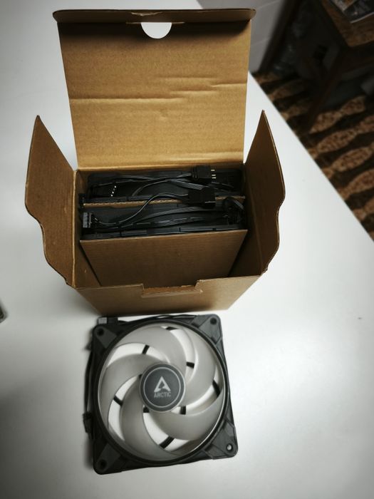 Pack 3x Ventoinha 120 Arctic P12 PWM PST A-RGB 0dB 2000RPM Preta