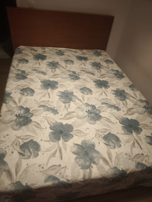 Cama de boa qualidade com algumas marcas