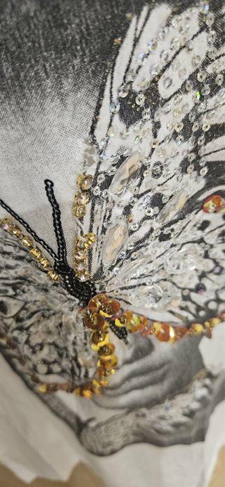 Biały t-shirt z aplikacją ozdobną motyla Mint S