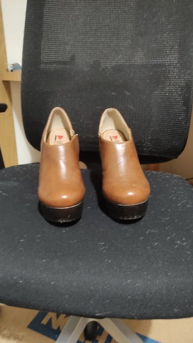 Botas castanhas e azuis escuras