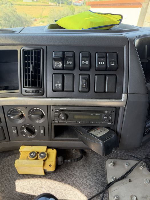 Volvo FMX 330 com bascúla e grua