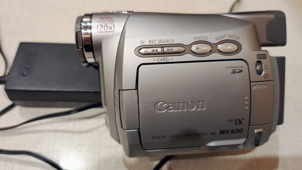 Відеокамера Canon MV830