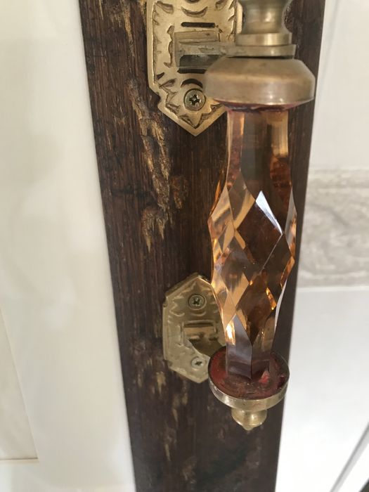 Tabuleiro com bordade de castelo branco e pegas em vidro