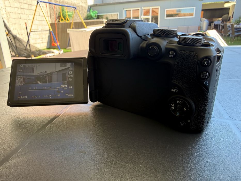 Kit Canon EOS R10 + Lente 18-150mm + 50mm f/1.8 STM + Adaptador EF-R + Saco Transporte