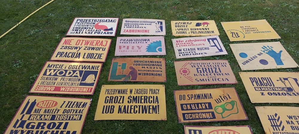 Stare metalowe tablice informacyjne z PRL-u