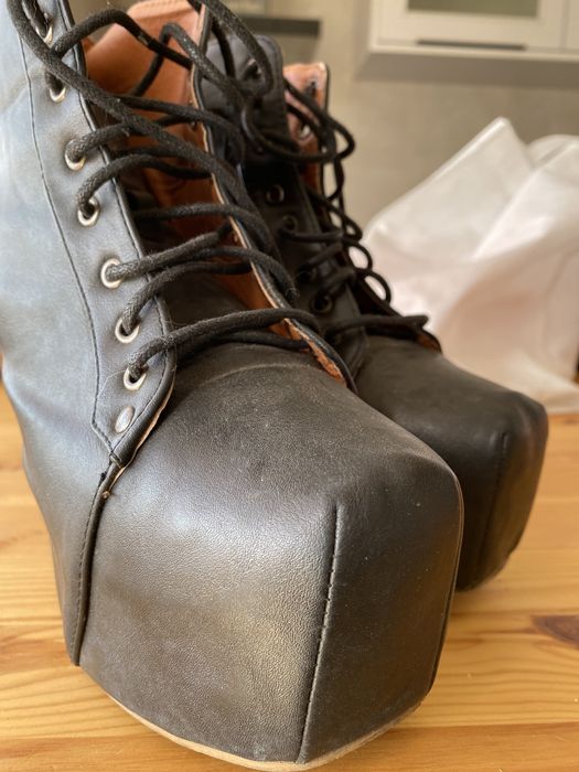 Botas de salto alto a imitar pele