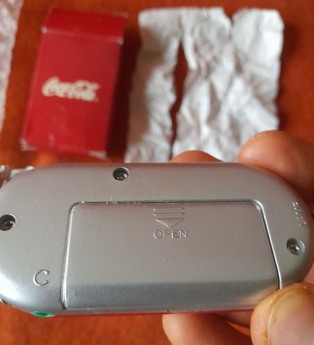 Stare kieszonkowe radio kolekcjonerskie Coca-cola uszkodzone.
