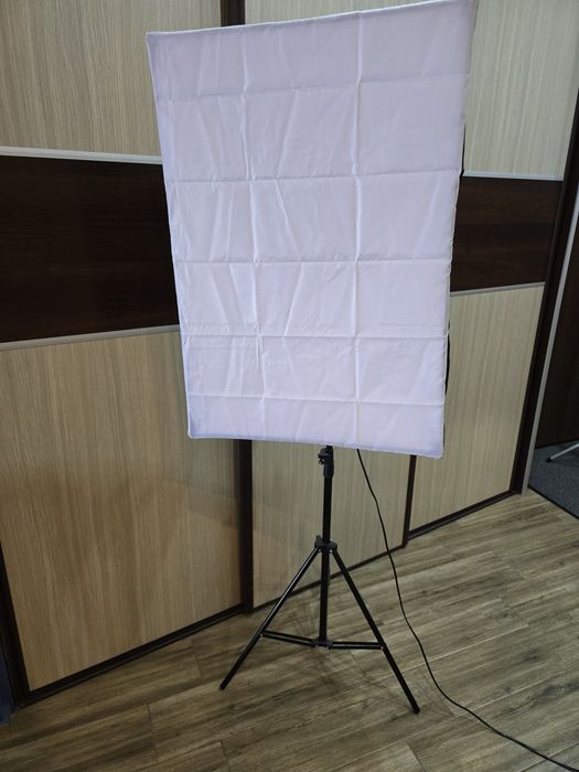 Softbox zestaw studyjny  Aptel – lampa + statyw + żarówka LED