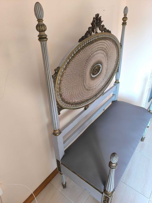 Banco modelo Luís XV cinza com talha dourada e Rattan