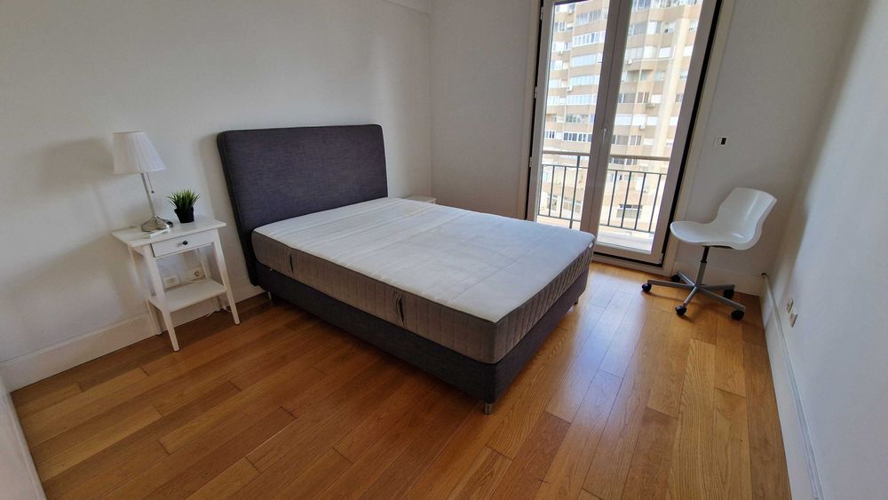 Cama casal estofada Dunvik 140 + colchão IKEA em óptimo estado