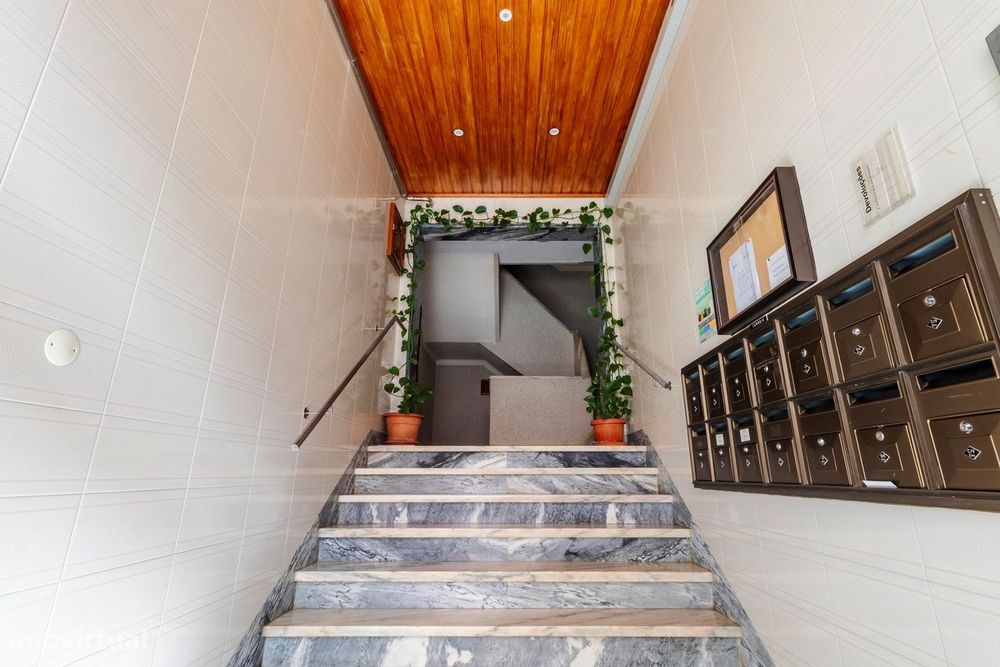 Apartamento T2 c/ Varanda em Agualva, Sintra