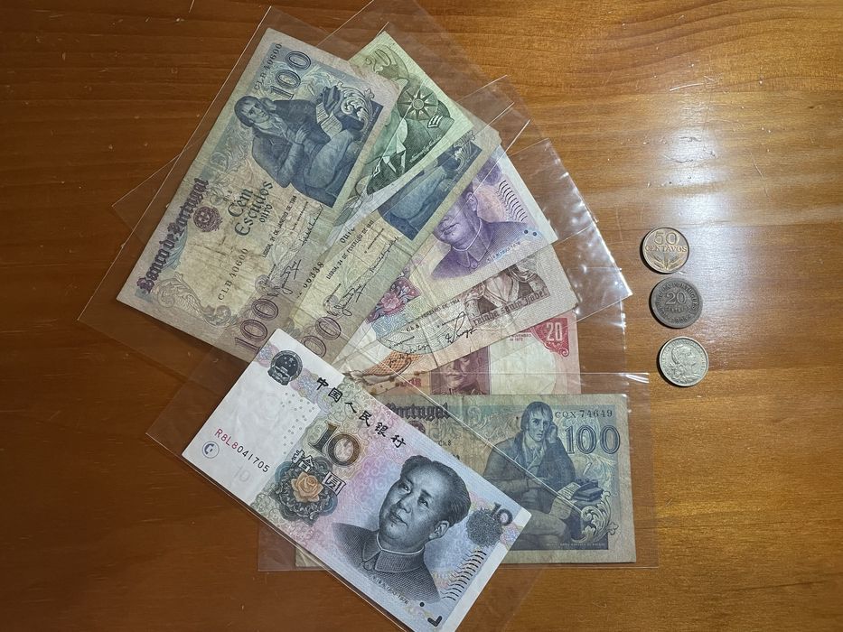 Lote de notas e moedas