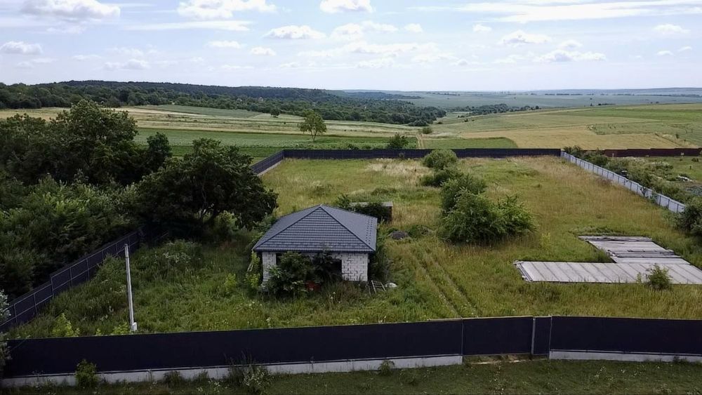 Продаж земельноі  ділянки115 сот з « коробкою»100кв м Стуфчинці