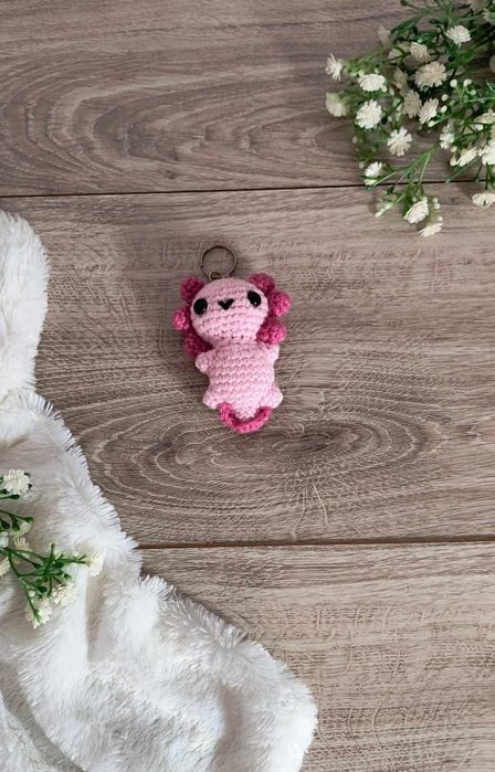 Zestaw breloków aksolotl na szydełku