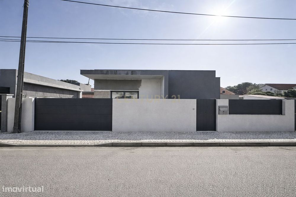 Moradia térrea T3+1 isolada com piscina em lote de 321 m²