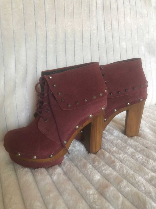 Botas salto plataforma bordô com tachas