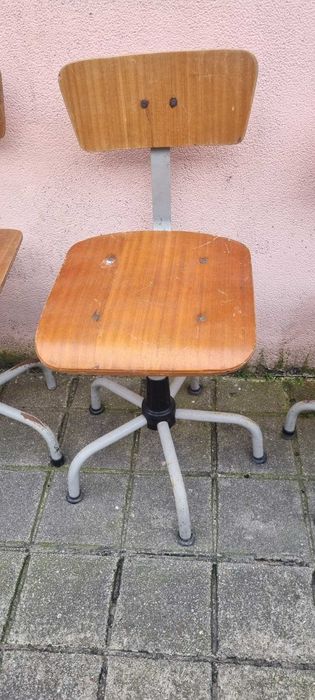 Cadeiras industriais ajustáveis antigas