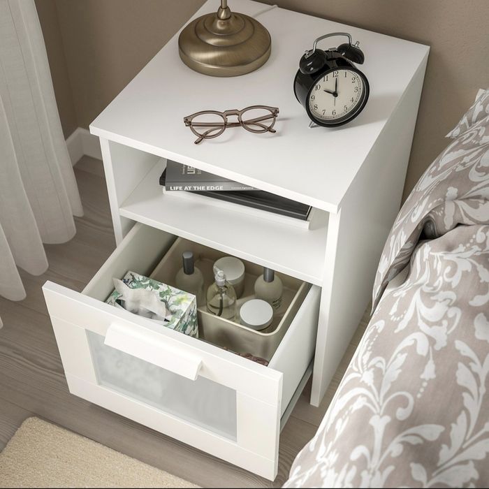 Cama de casal e colchão. Mais mesa de cabeceira.