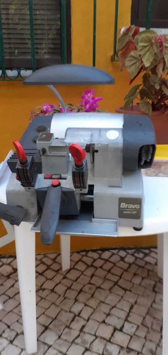 Máquina de fazer chaves + expositor de chaves