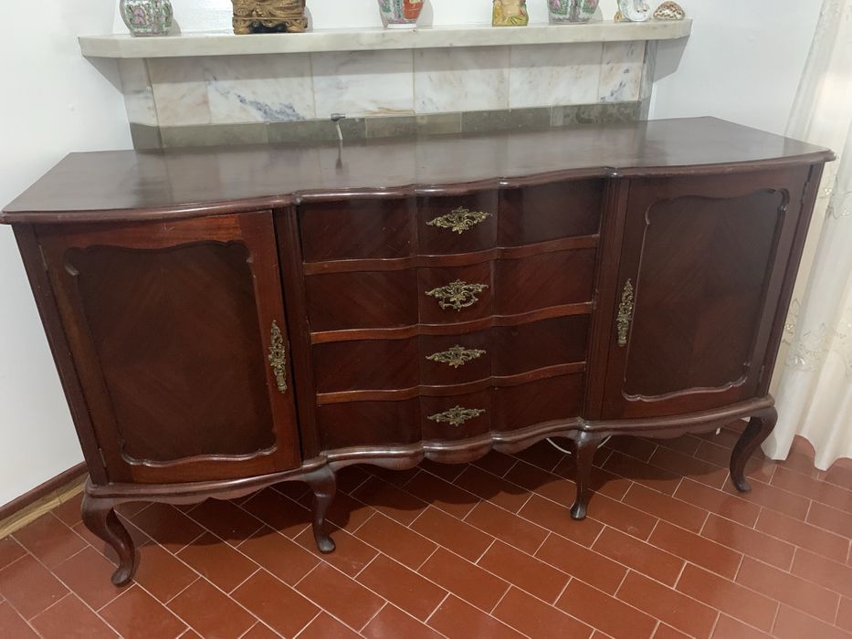 Louceiro antigo de cor castanho