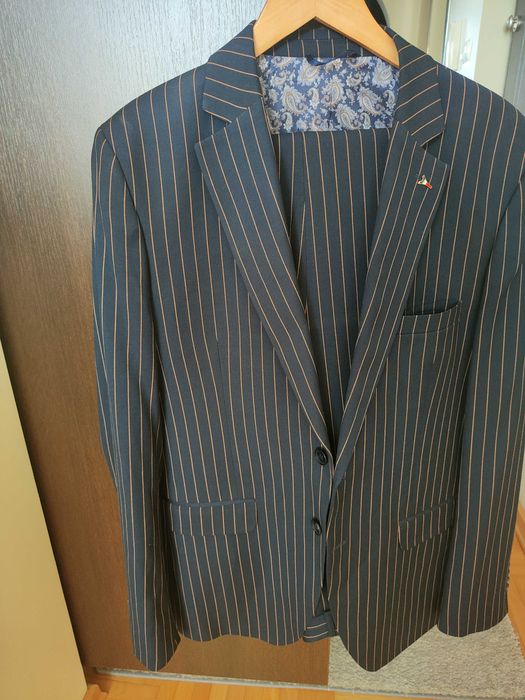 Garnitur męski w bardzo dobrym stanie granatowy w beżowe paski