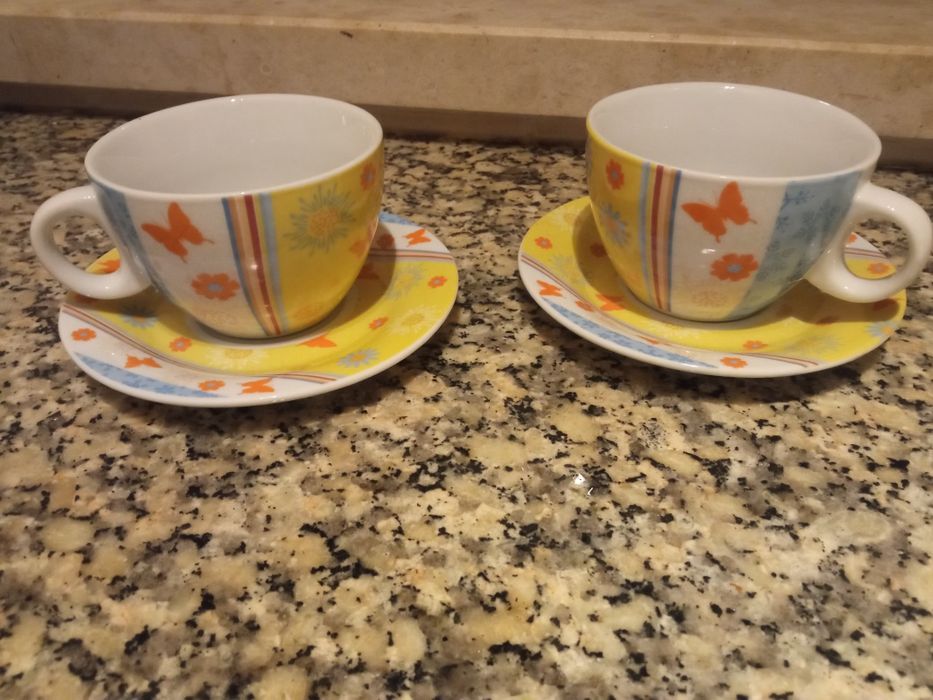 Chávenas com pratos D'casa
